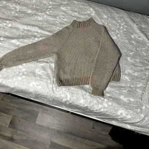 Super mysig tröja - Materialet på denna tröjan är helt fantastiskt, liten i storleken 