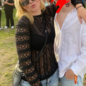 Spets tröja - Snygg svart spets tröja som går att ha åt både fram o bak hållet beroende på vad man tycker är snyggt 