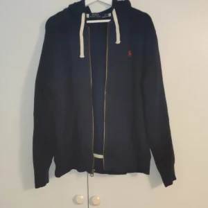 Ralph Lauren Zip Hoodie - Hola! Säljer den här sjukt sköna Raffe zip hoodie eftersom den vart för stor. Perfekt nu till hösten då den är av tjockare material och är väldigt fin. Tveka inte på att ta kontakt för frågor och annat! Mvh