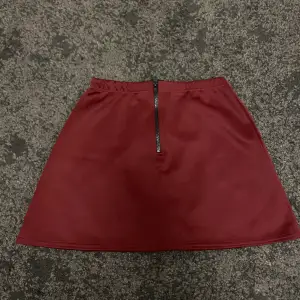 Vinröd söt kjol från boohoo. Knappt använd. 