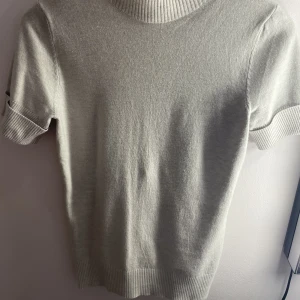 Grå tshirt  - En t-shirt som är stickad, jätte mysigt material och aldrig använd. Passar även Xs 🎀🎀