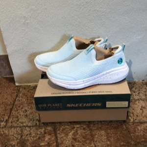Helt nya springskor från sketchers i storlek 34  - Hel nya springskor från sketchers. Aldrig använda och med skokartongen kvar. 
