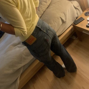 Snygga Levi’s jeans  - Säljer dessa snygga Levi’s jeans som är Bootcut i modellen, 527. Jag är 175 cm lång och dessa går hela vägen ner, t.o.m lite längre. Köptes för 550kr och är i bra skick. Skriv för med info💕