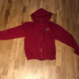 Röd vintage hoodie  - Röd vintage hoodie med coolt broderi