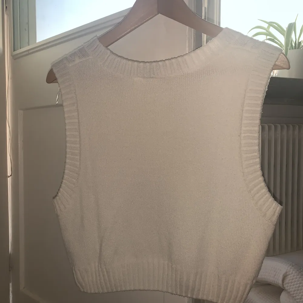 White and knitted, cute dikt gullig men jag passar inte i den använt 2 gånger . Stickat.