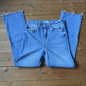 Fina stretch flare jeans från Gina tricot🩵 knappt använda och i perfekt skick. Köpte för 499kr men säljer för 230kr, priset kan diskuteras. Midjan är 33cm (kan stretchas ut till ungefär 38cm) och längden är 94 cm.