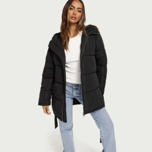 Puffer belt jacket - Säljer denna jättesnygga jackan som är sparsamt använd. Varm och mysig till vinter och höst. Nypris 799kr. Pris kan diskuteras💕köpt från nelly.com