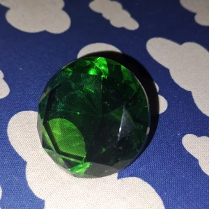 Grön glasdimamant  - I plast tror jag 