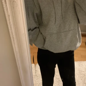 Hoodie  - Grå Oversized hoodie i stl S 