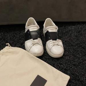Valentino skor i storlek 42, passar 42-43. Inga defekter men väldigt använda. Nya snören! Nypris 7280 kr, säljs för 2099 kr. Dustbag och valentino kortet medföljer