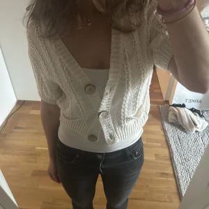 Kortärmad kofta - Stickad kortärmad kofta. Skulle säga typ storlek S eller XS