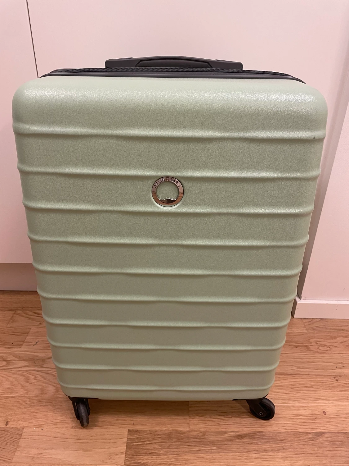 Delsey Paris resväska NY mellanstor