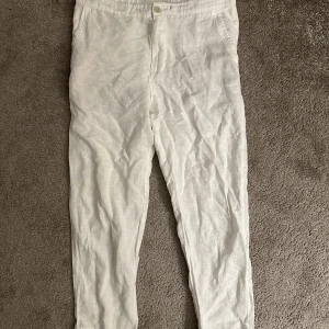 Vita Linnebyxor ZARA - Ett par vita linnebyxor ifrån Zara i storleken 38. Hyfsat bra skick 8/10. Nypris 599 kr!