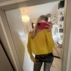 Stickad tröja - Super cool gul tröja, som ej kommer tkll användning