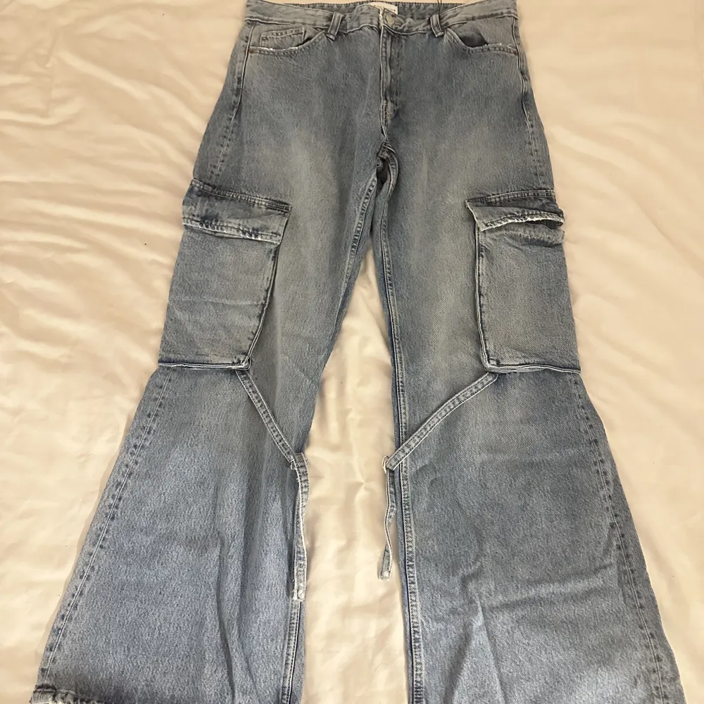 Säljer mina denim cargos ifrån zara. Säljer pågrund av att de ej kommit till användning endast testat på!. Jeans & Byxor.