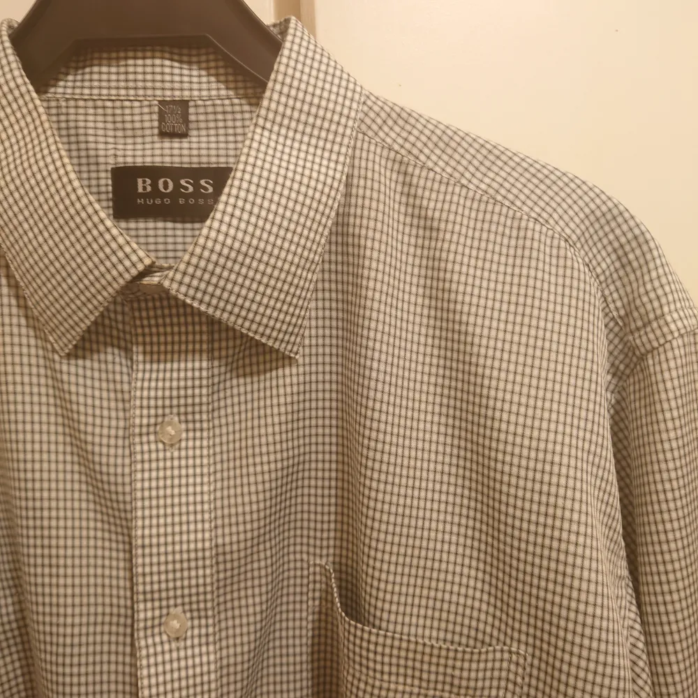 Begagnad fräsch Boss skjorta i klassisk stil med grön/ vitt rutmönster. Storlek XL regular fit  Mitt pris: 99 kr plus frakt . Skjortor.