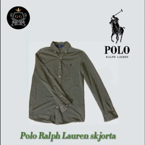 Ralph Lauren Skjorta - Storlek S men kan även passa M. Skick: 9/10, använd men inga tecken på slitage, inga hål finns. Nypris på denna skjorta är runt 2000 kr. Ställ gärna fler frågor privat! Möts ej upp.
