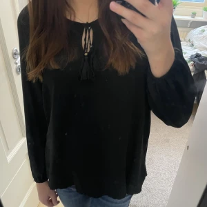 Blus - Super snygg blus som tyvärr int kom till användning. Det är mönster längst ner på blusen. Ser ut som ny och pris går att diskutera💕 skriv för fler frågor🫶🏻