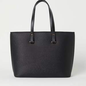 Säljer denna svarta väska från hm! Hör av dig för fler bilder!🙌