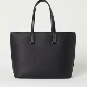 Säljer denna svarta väska från hm! Hör av dig för fler bilder!🙌