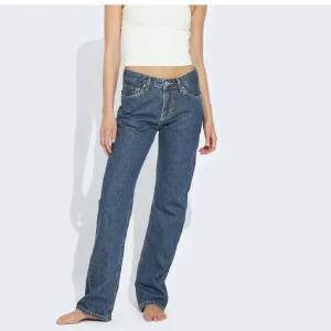 Low waist jeans - Jeans från bikbok som jag köpt på plick. De är i modellen low straight, storlek 29 och längd 32