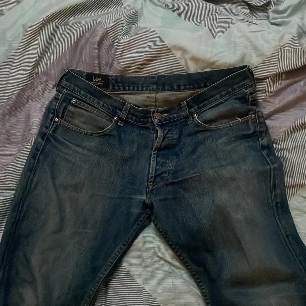 Lee jeans. Bra kvalite. Lite slitna vid längst ner men man merker inte de. . Jeans & Byxor.