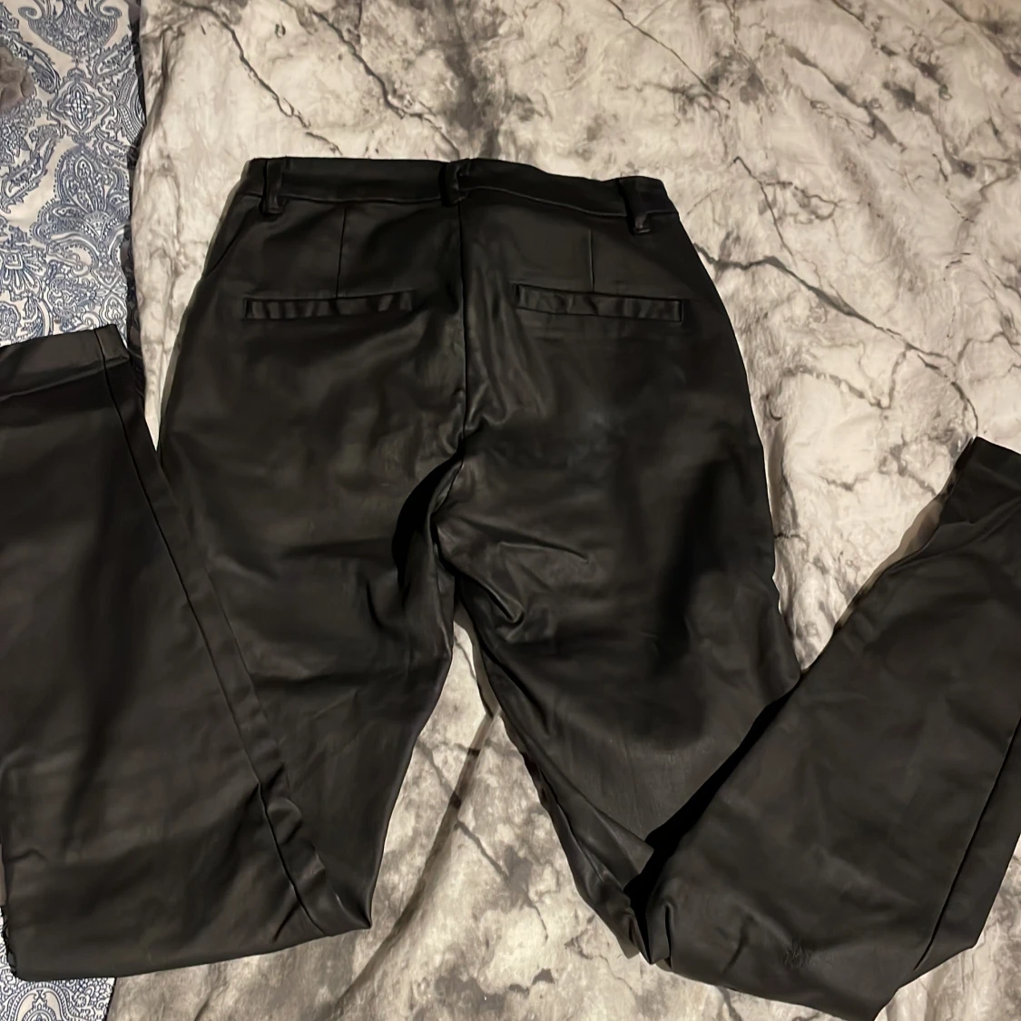 Ett par lite lågmidjade skinnbyxor - 90