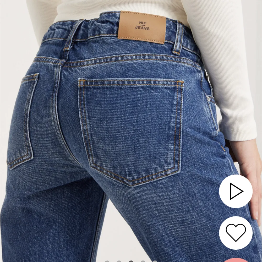 Säljer Nellys otroligt populära lågmidjade jeans. Använd fåtal gånger men har sytt in ett snöre i midjan så man slipper ha bälte. Snöret syns ej när dom är på och jag kan ta bort det ifall man inte vill ha det och det kommer ej vara märkbart 😊. Jeans & Byxor.