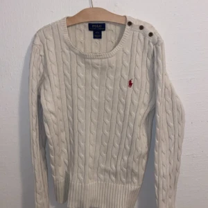 ralph lauren tröja - äkta ralph lauren långärmad med 3 knappar på axeln. säljer pga använder inte så ofta. använd ca 2 ggr