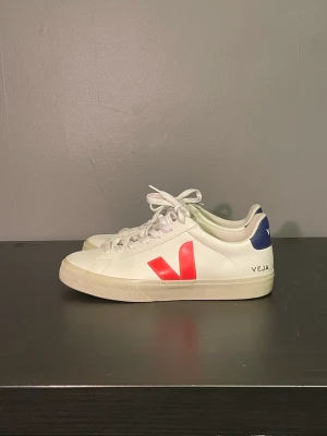 Veja sneakers - Veja sneakers knappt använda, väldigt bra skick. Storlek 43, pris kan diskuteras 