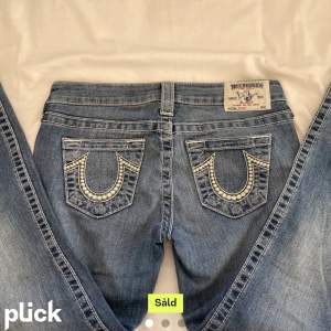 Vintage jeans från True Religion, lågmidjade. Bilder från förra säljaren. Säljer pga passade mig inte. Innerbenslängd 80cm, midjemått rakt över ca 39 cm
