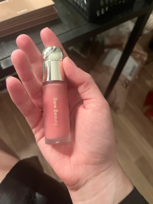 Rare beauty rouge  - Rouge i färgen GRACE använd en handfullggr som mest.