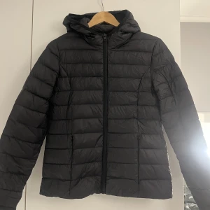 Svart jacka - En svart puffjacka ifrån zalando 