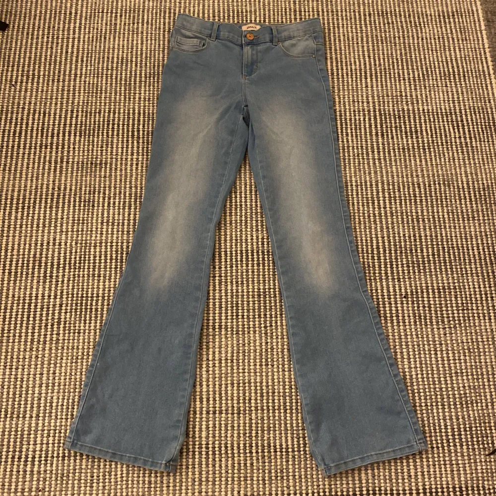 Jeansen är från kids only. Säljer för jag använder inte längre. :) (kontakta innan trycker köp nu!!!). Jeans & Byxor.