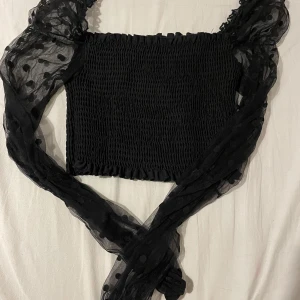 Svart topp - Svart topp med puffärmar