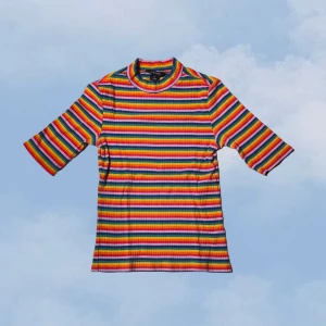 Regnbågig Monki top - Top från Monki med regnbågs-ränder. Trekvartsärm, och polosktig.