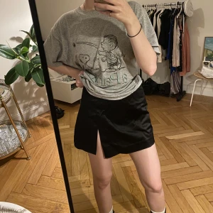 Minikjol med slit - Minikjol med en liten slit i siden 🖤