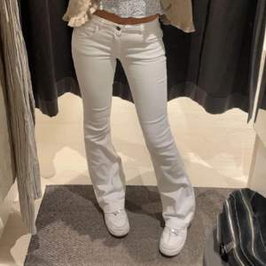 Jätte snygga vita low waist jeans, säljer för det är för långa på mig, i bra kvalité utan några fläckar.  Storlek Xs/32. Obs! (Köparen står för frakten) innerläng på jeansen är 82cm.  (Detta är bilder från förra ägaren)