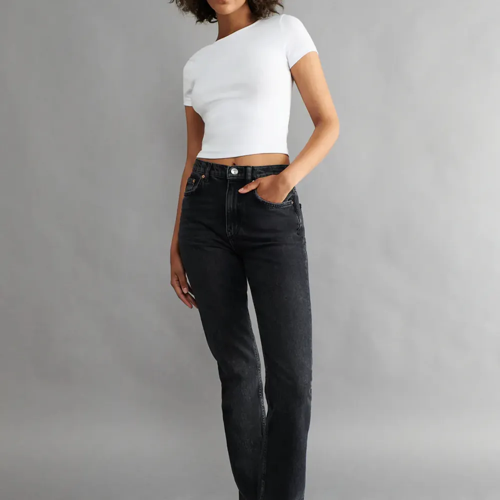 Oanvända Jeans i en rak modell med hög midja från Gina Tricot. Köpte fel storlek och nu har dom legat i garderoben helt oanvända, köpt för 549kr. Storlek 36 och i en svart/grå färg. . Jeans & Byxor.