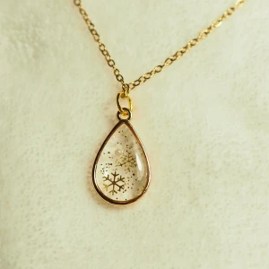 Halsband - Handgjort halsband (pendant med 40cm kedja)  Material : resin  Vem som gjorde : jag 