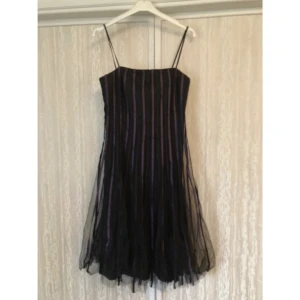 Svart spets tyll klänning gotisk retro band/bandlös - En supersnygg klänning i tyll och spets. Går att använda utan band genom att de fälls ner i bh-tyget. I utmärkt skick! 41 cm armhåla-armhåla 95 cm längd uppifrån och ned  Finns att hämtas i Stockholm. Hör av dig om du har någon fundering!