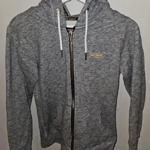 Superdry zipup - Varm och mysig zipup från superdry i mycket bra skick! Använd max 5 gånger hemma💗