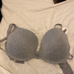 Helt oanvänd comfy 38DD/E Bh🤍 - Fick den som present men den är lite för stor för mig ❤️ Helt oanvänd och om ni har frågor är det bara att kontakta🤍