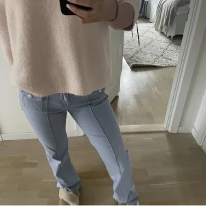 H&M ljusblå jeans🩵🩵 - Helt slutsålda Lågmidjade jeans från Hm i toppenskick! (Första bilden från tidigare ägaren)