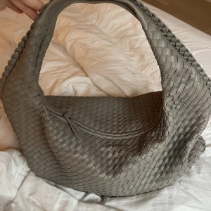 Botegaliknande väska - Finns kvar!! Skit snygg väska som jag köpte i somras från design by si. Den har tyvärr inte kommit till användning och vill gärna bli av med den. Den är i exakt samma skick som när jag köpte den och har fyra mindre fack inuti samt ett stort.