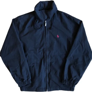 Ralph Lauren Jacka - Jacka från Ralph Lauren. Jag tror tyvärr inte att jackan är äkta eftersom den saknar tvättlapp, därav priset. Ställ gärna frågor!😊