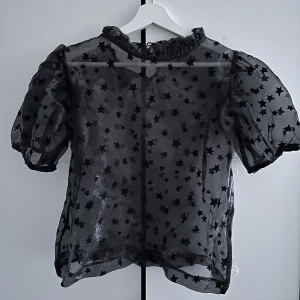 Topp  - Jätte söt genomskinlig topp med stjärnor på från Gina tricot. Använd endas 2 gånger. Perfekt som festtopp! 🌟 Storleken är L men passar både M och S också 