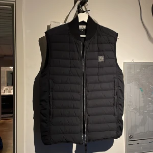 STONE ISLAND VÄST - Knappt använd svart stone island väst   strl S   Cond 10/10 ✨  kvitto finns  Köpare står för frakt annars meet up malmö :) 