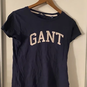 T-shirt - Gant t-shirt i storlek s. Använd några gånger men ändå i bra skick 