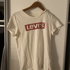 Levis t-shirt - Standard Levis t-shirt, använd några gånger i storlek S